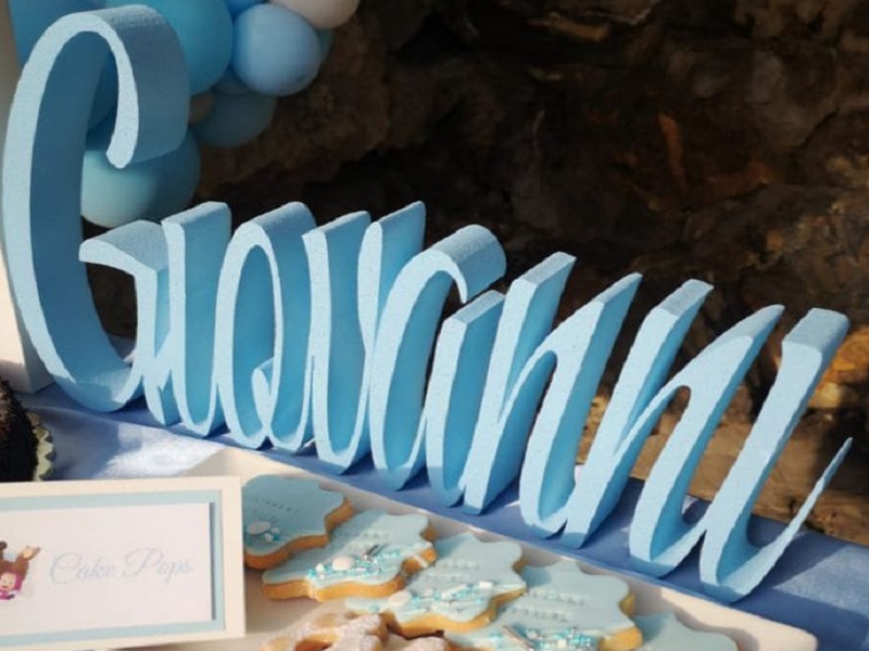 Addobbi battesimo Genova nome polistirolo decorazione tavolo azzurro arco di palloncini